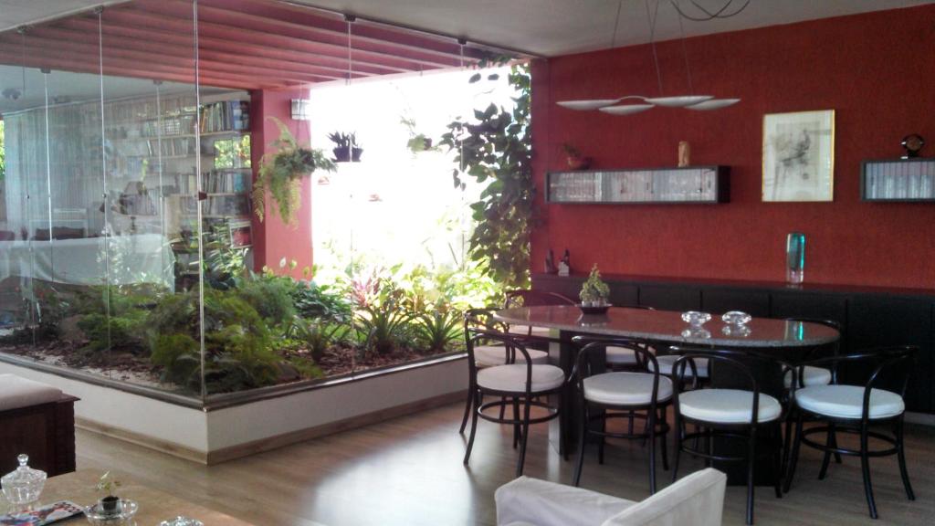 restauracja ze stołem i krzesłami oraz akwarium w obiekcie Comodita w São Paulo