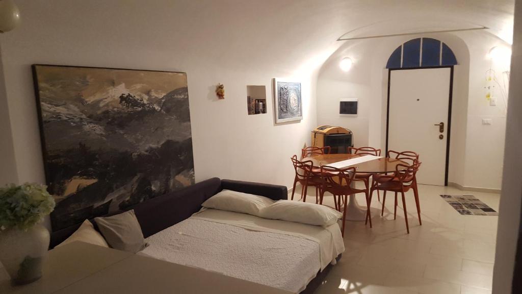 un soggiorno con un divano e un tavolo di Mare E Monti Di Simonetta a Spotorno