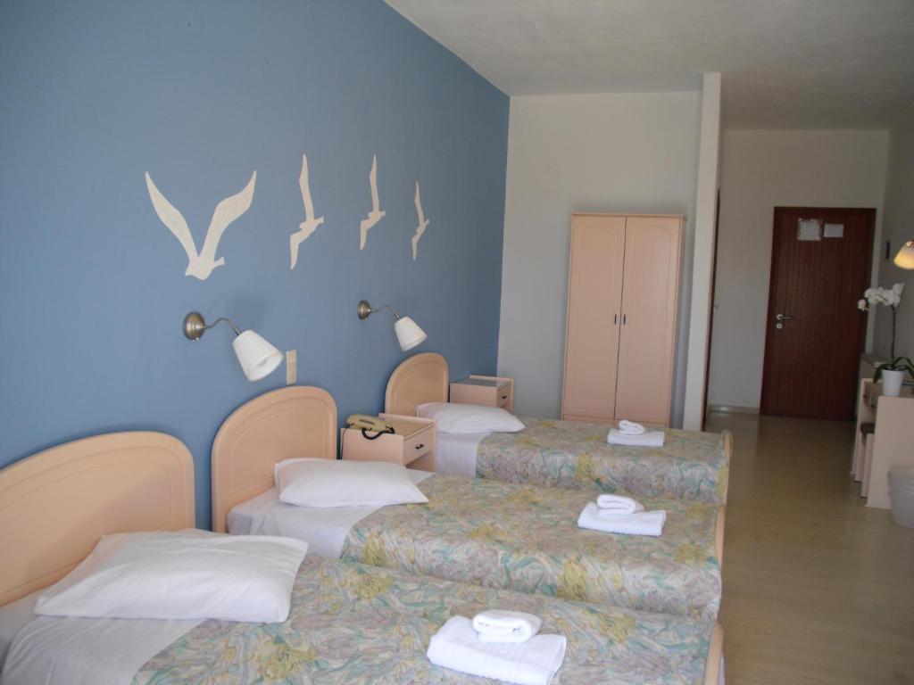 Postel nebo postele na pokoji v ubytování Ifigenia Hotel