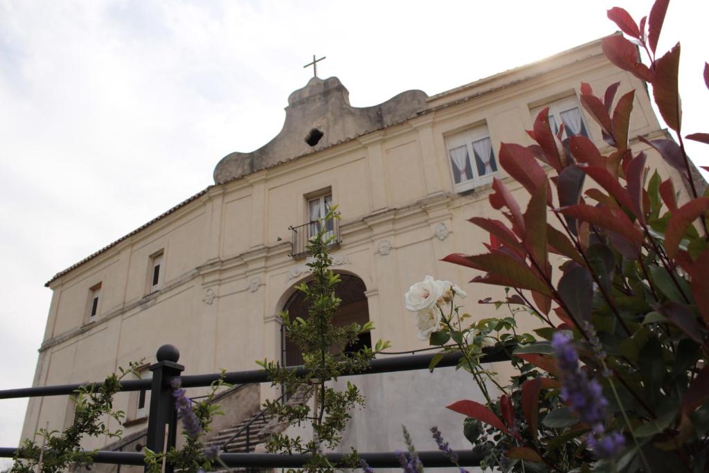 un edificio con una cruz encima en S.Maria degli Angeli C. Ospitalità, en Alvignanello