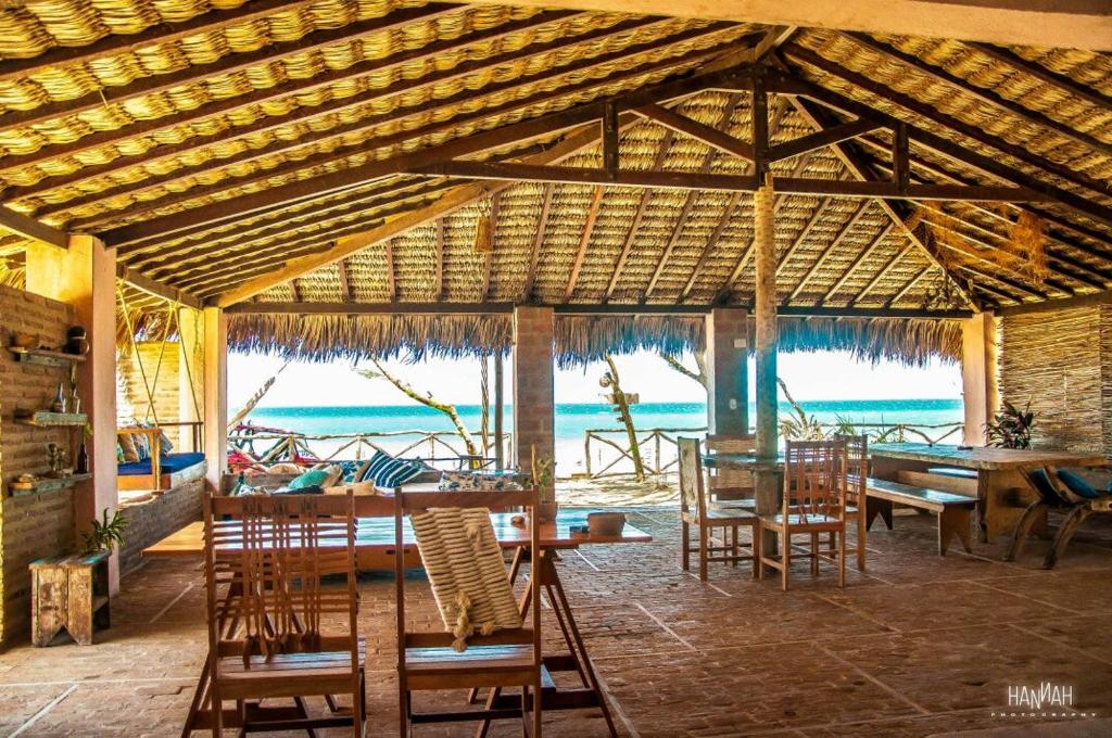 Un restaurante o sitio para comer en Na Beira do Mar Pousada
