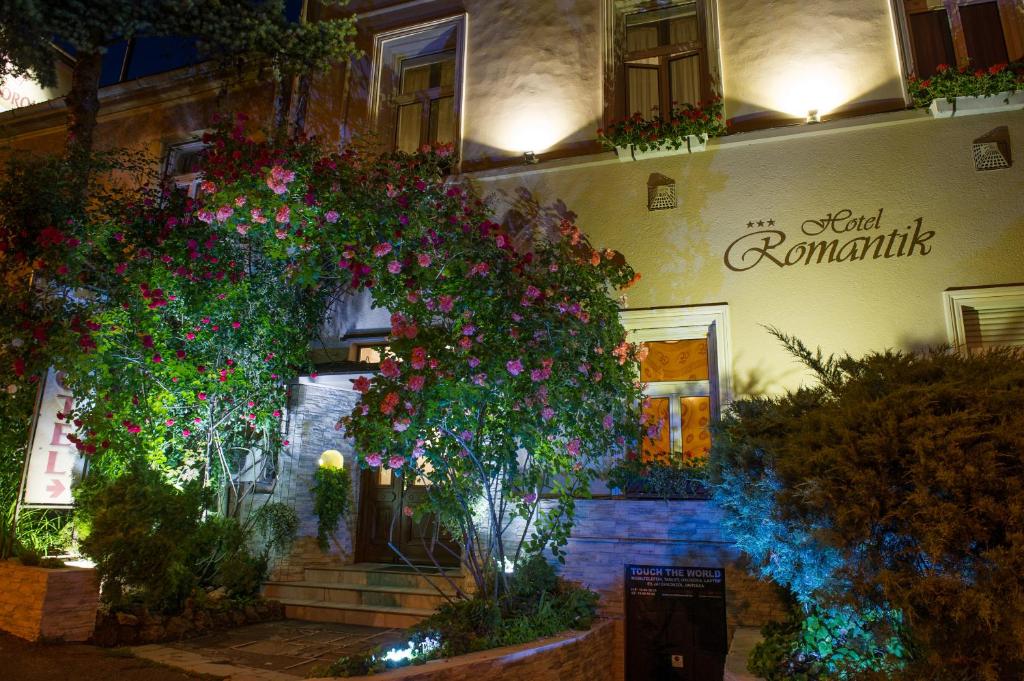 un edificio con un ramo de flores. en Hotel Romantik Eger, en Eger