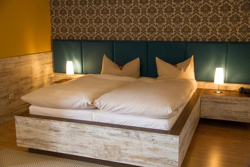 Postel nebo postele na pokoji v ubytování Hotel Harlesiel