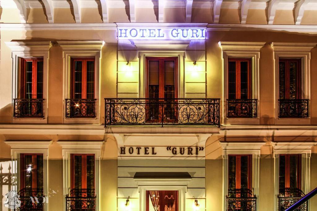 un edificio con un letrero de gurú de hotel en él en Hotel Guri, en Elbasan