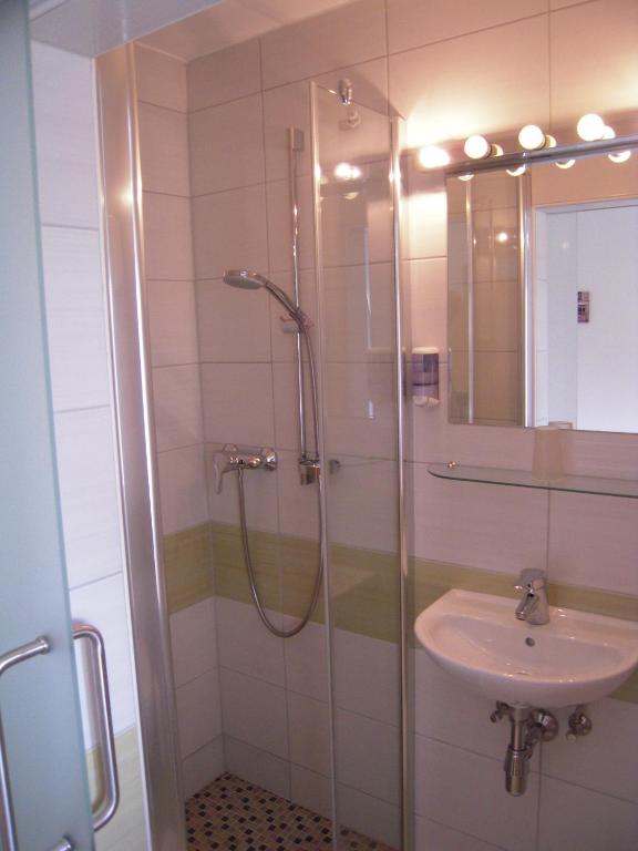 A bathroom at Pension Nocksteinblick