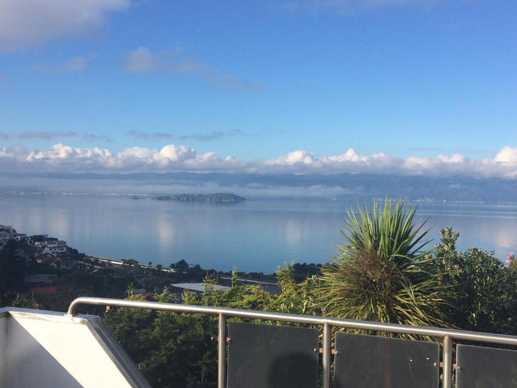 uma vista para uma grande massa de água em Harbour Lodge Wellington em Wellington