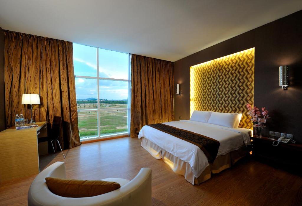 Postel nebo postele na pokoji v ubytování Courtyard Hotel 1Borneo