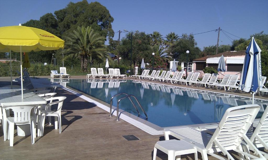 Bazén v ubytování Yianetta Hotel Apartments nebo v jeho okolí