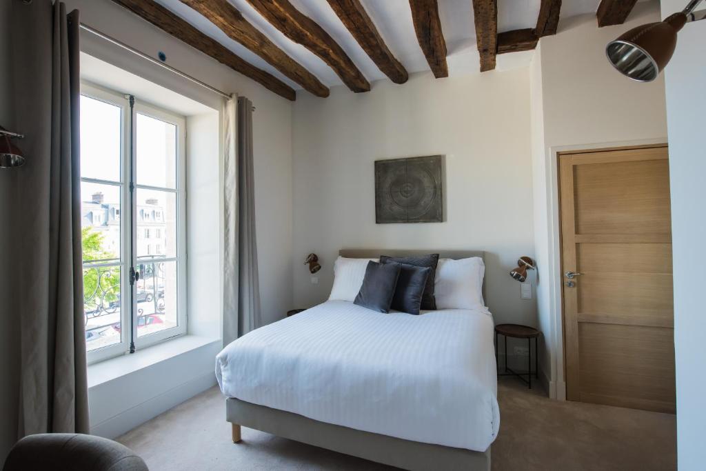 Postel nebo postele na pokoji v ubytování Hôtel Le Chantilly