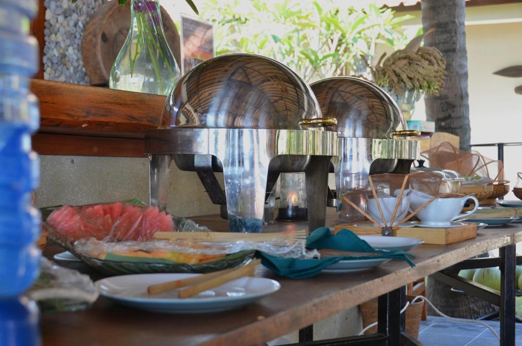 a table with plates of food on top at Cocotinos Sekotong Lombok in Sekotong
