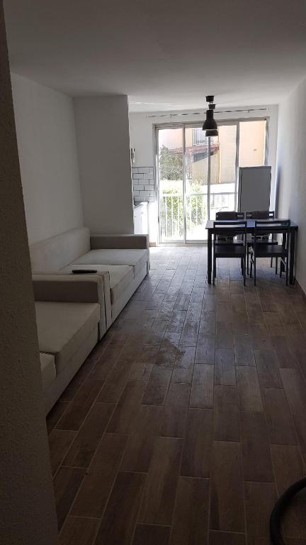 Cette chambre comprend une table, un canapé et un bureau. dans l'établissement Super studio cap d'agde, au Cap d'Agde