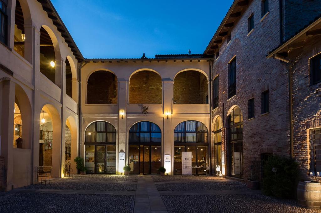 un patio vacío de un edificio por la noche en Relais Palazzo Paleologi Sec.XIV, en Lu