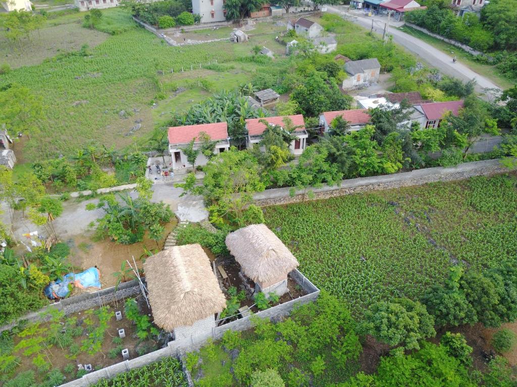 z góry widok na dom z ogrodem w obiekcie Cuc Phuong Bungalow w mieście Nho Quan