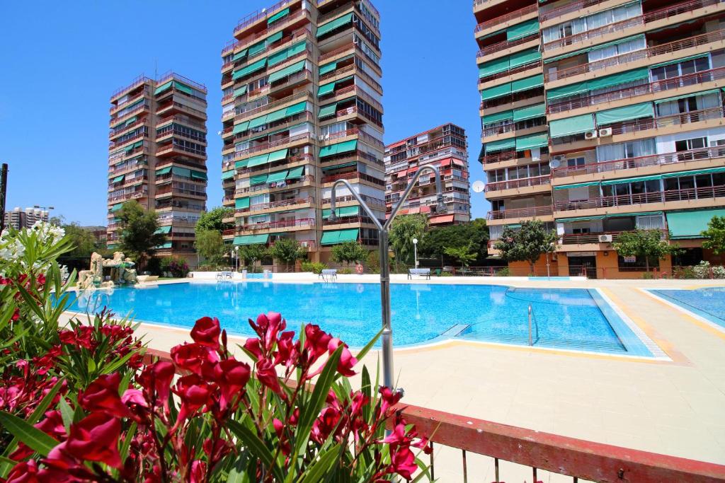 una piscina frente a algunos edificios altos en Apartment near La Almadraba Beach, Alicante, en Alicante