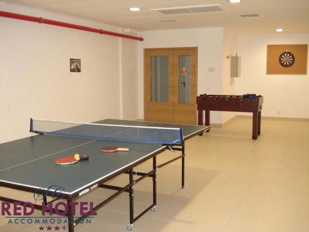 Stolní tenis v ubytování Red Hotel Accommodation nebo okolí
