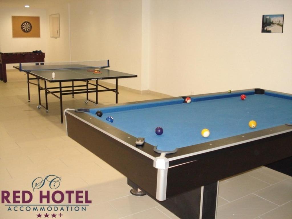 Biliár nebo kulečník v ubytování Red Hotel Accommodation