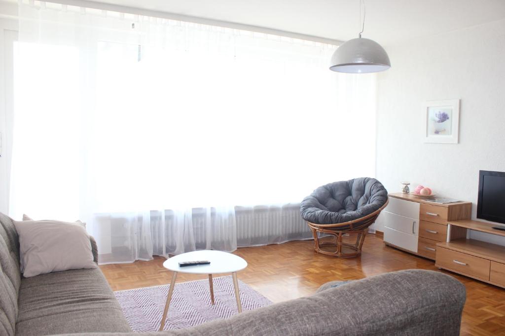 sala de estar con sofá y silla en Apartment 31 en Kassel