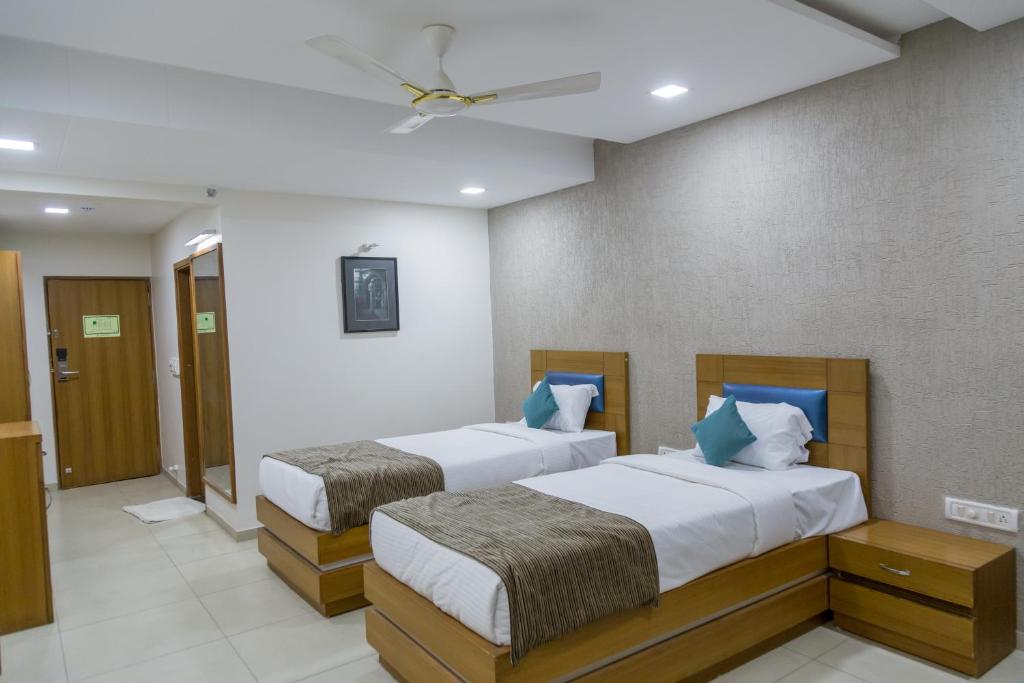 Postel nebo postele na pokoji v ubytování Ginger Ahmedabad SG Road