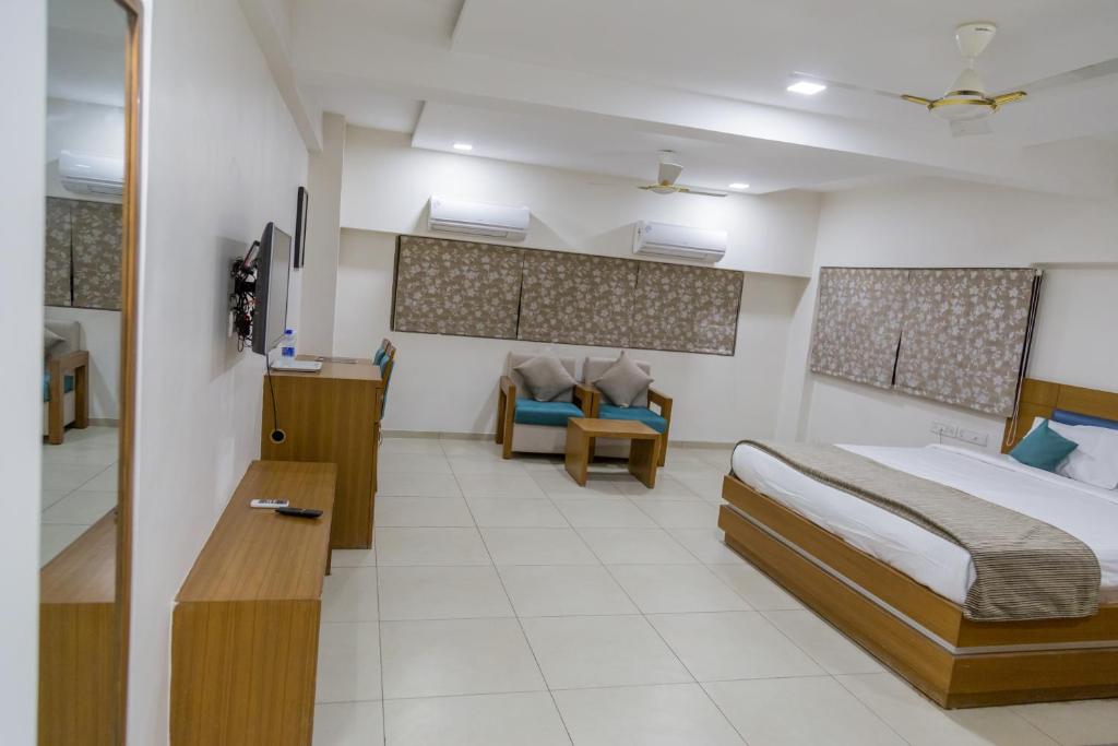 Postel nebo postele na pokoji v ubytování Ginger Ahmedabad SG Road