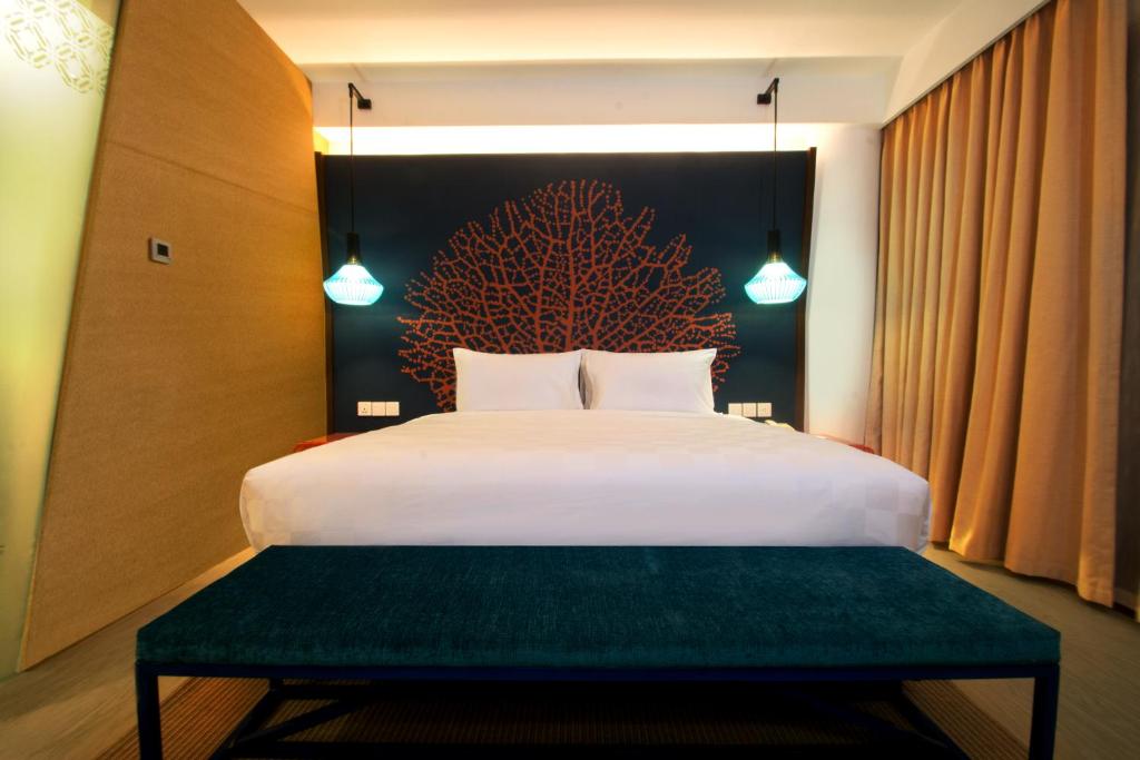 Uma cama ou camas num quarto em Hue Hotels and Resorts Boracay Managed by HII