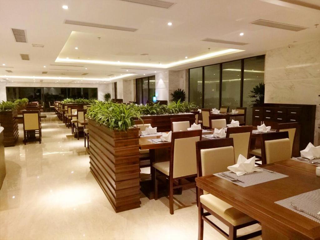 Restaurace v ubytování Yarra Ocean Suites Danang