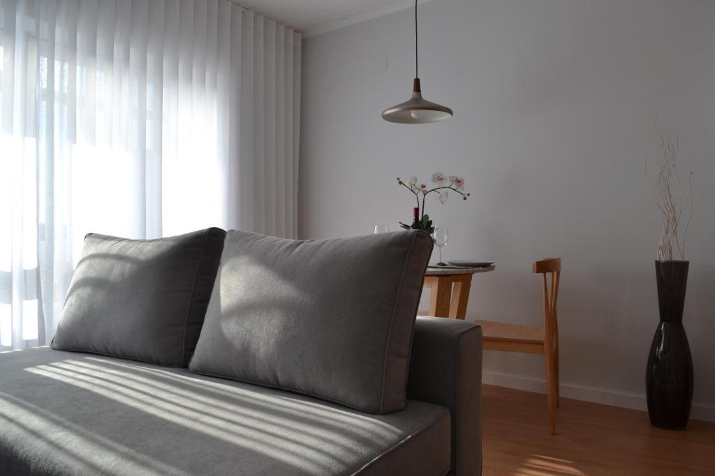 - un salon avec un canapé et une fenêtre dans l'établissement RockInn Porto, à Vila Nova de Gaia