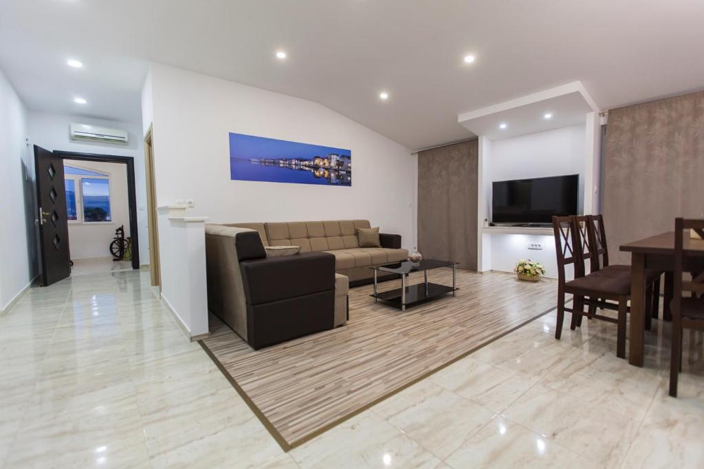 uma sala de estar com um sofá e uma mesa em Apartment Dalmatia em Kaštela