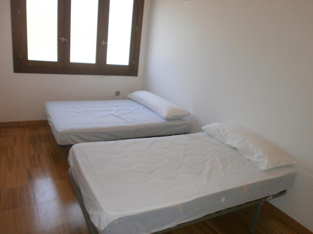 Postel nebo postele na pokoji v ubytování Albergue Coto Real de la Marina