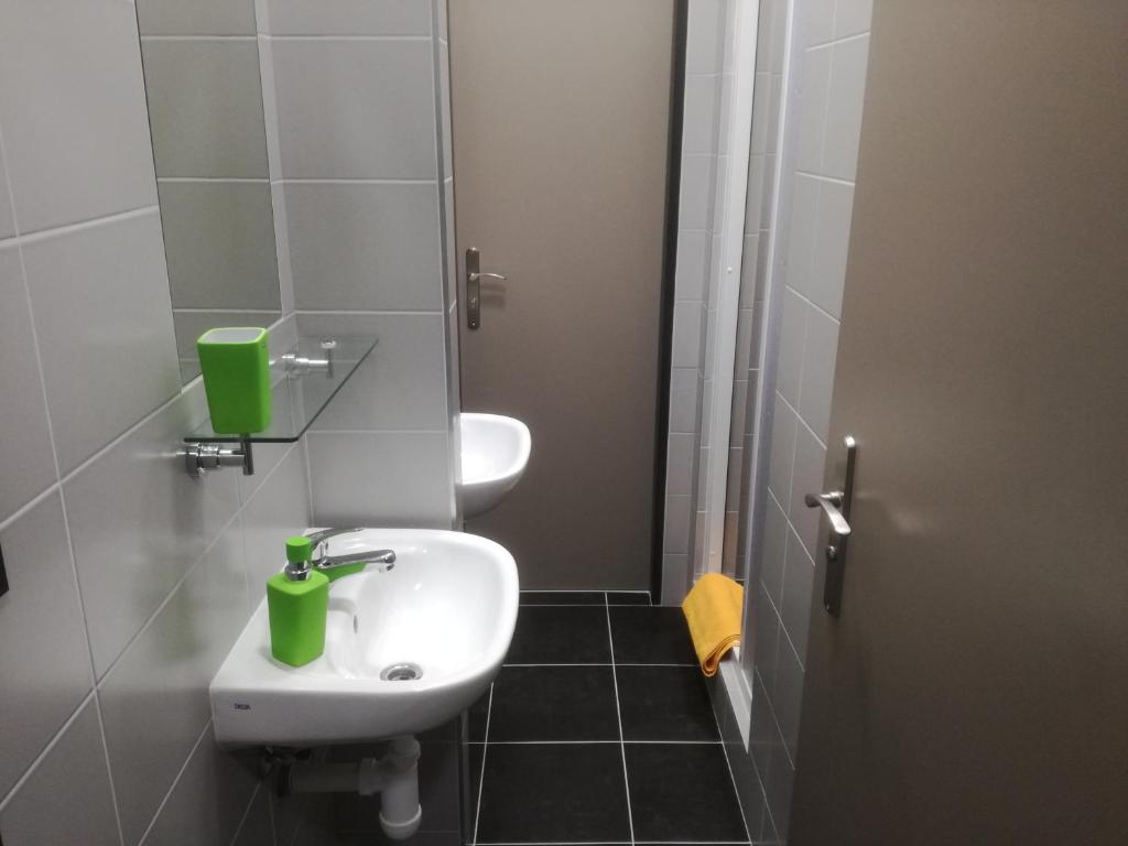 Koupelna v ubytování Sporthotel Zimní stadion Benešov