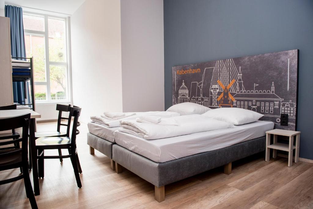 
Family Room (2 Adults + 2 Children)
