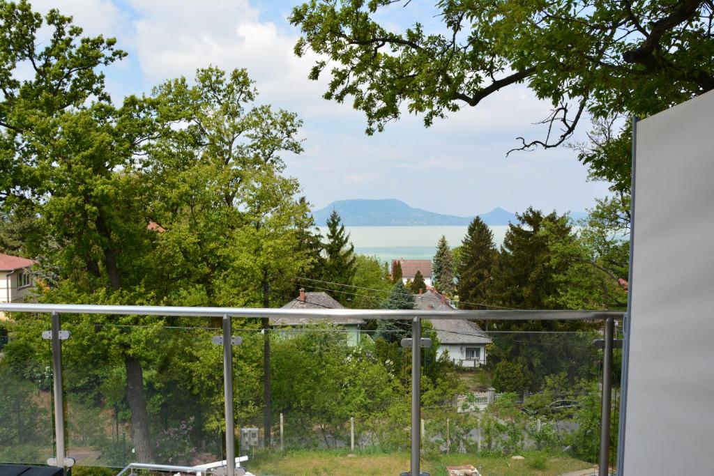 vistas al agua desde el balcón de una casa en Hilltop Apartments, en Fonyód