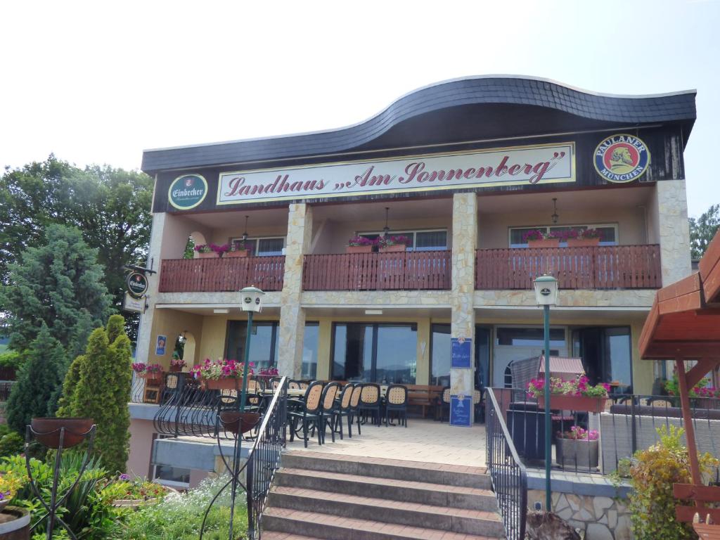 een gebouw met een restaurant met tafels en stoelen bij Landhaus "Am Sonnenberg" in Diekholzen