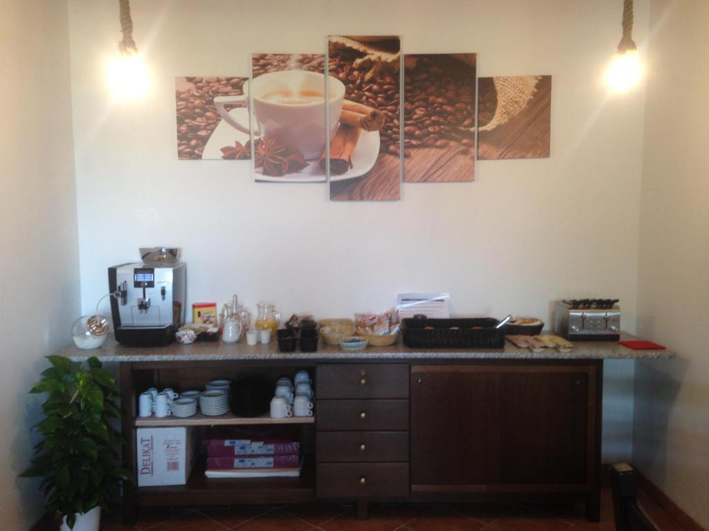 カヴァルカゼッレにあるAffittacamere La Palazzinaのカウンターとコーヒーを壁に設置した客室です。