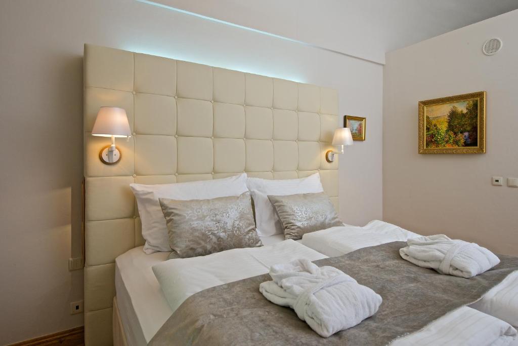 Letto o letti in una camera di Zámek Ratměřice - Hotel & Resort