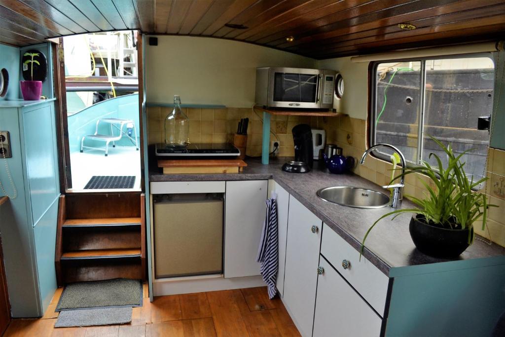 Kuchyň nebo kuchyňský kout v ubytování Floating B&B Amsterdam