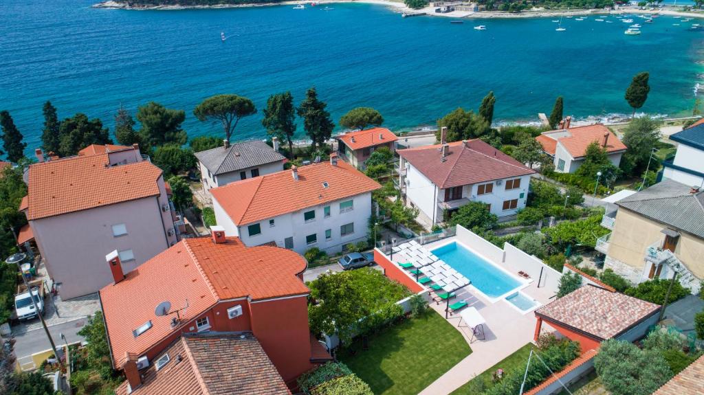 an aerial view of a house with a swimming pool at Villa Oria in Pula