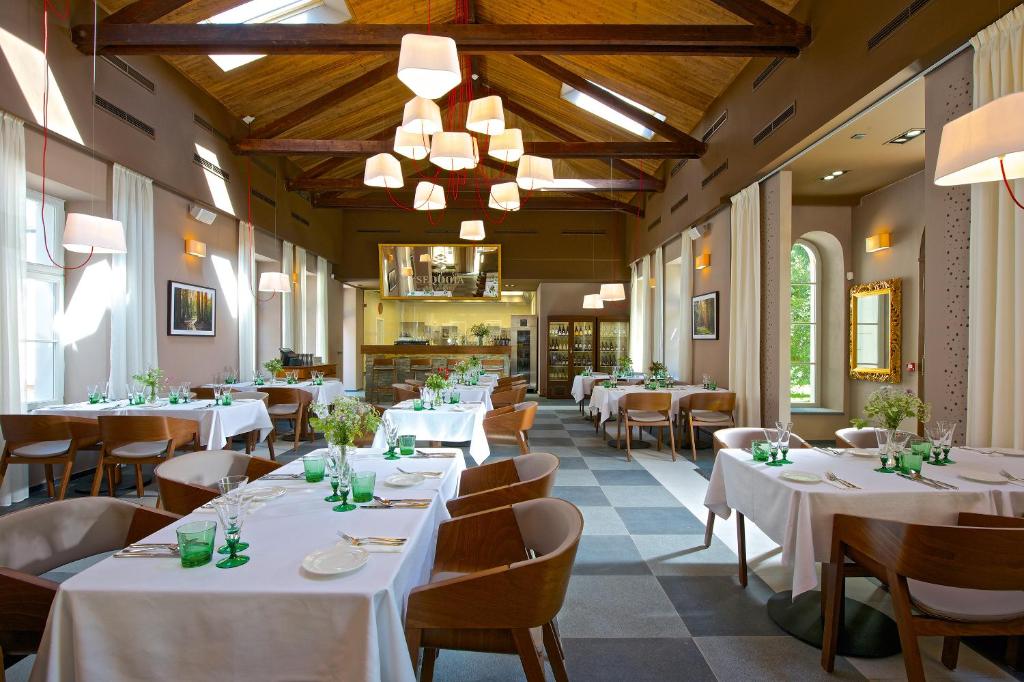 un ristorante con tavoli e sedie con tovaglie bianche di Zámek Ratměřice - Hotel & Resort a Ratměřice