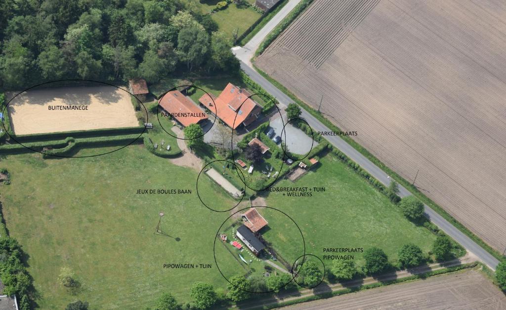 Letecký snímek ubytování B&B Maarle