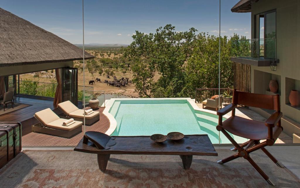 Het zwembad bij of vlak bij Four Seasons Safari Lodge Serengeti