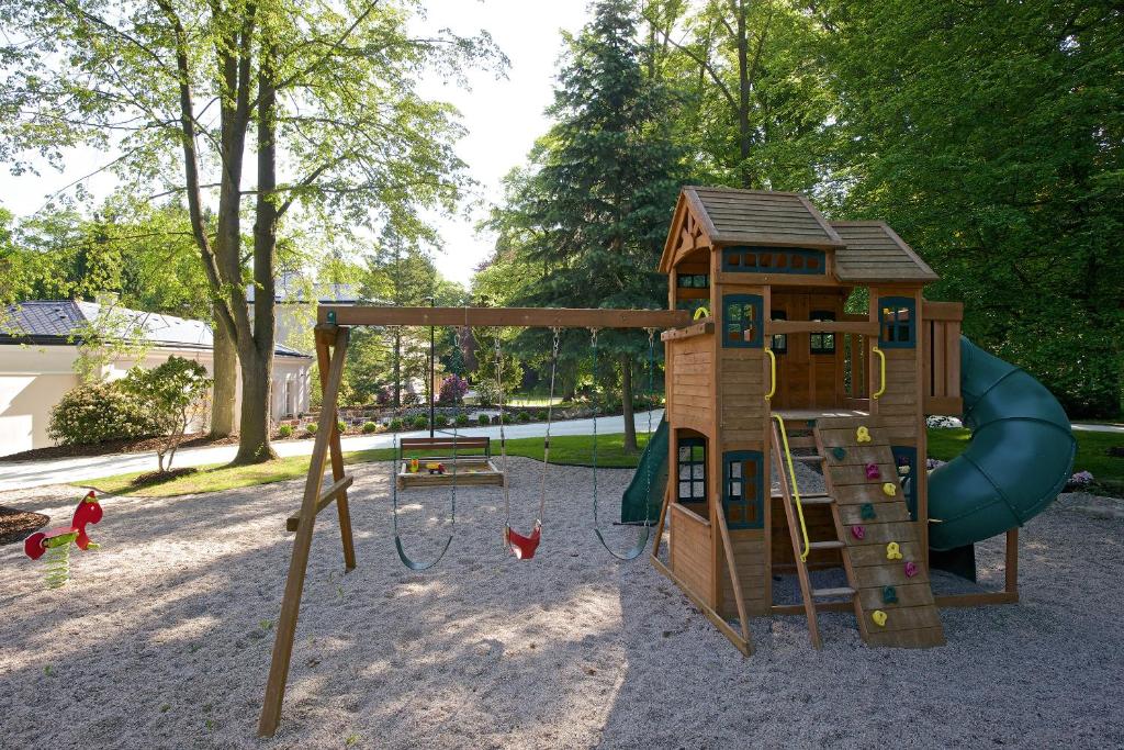 un parco giochi con scivolo e struttura per il gioco di Zámek Ratměřice - Hotel & Resort a Ratměřice