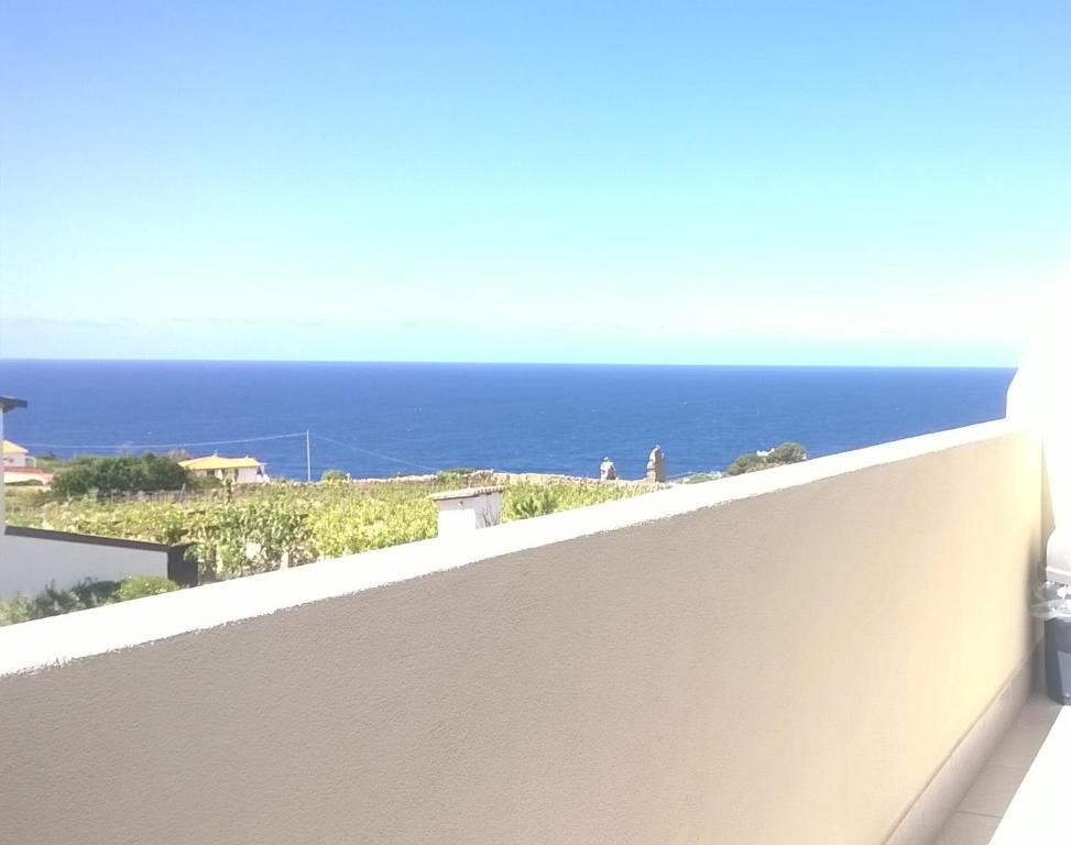 - une vue sur l'océan depuis le balcon d'une maison dans l'établissement B&B Stella Maris, à Magomadas