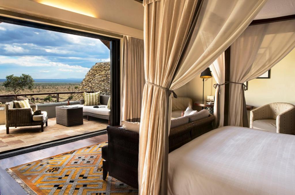 Een bed of bedden in een kamer bij Four Seasons Safari Lodge Serengeti