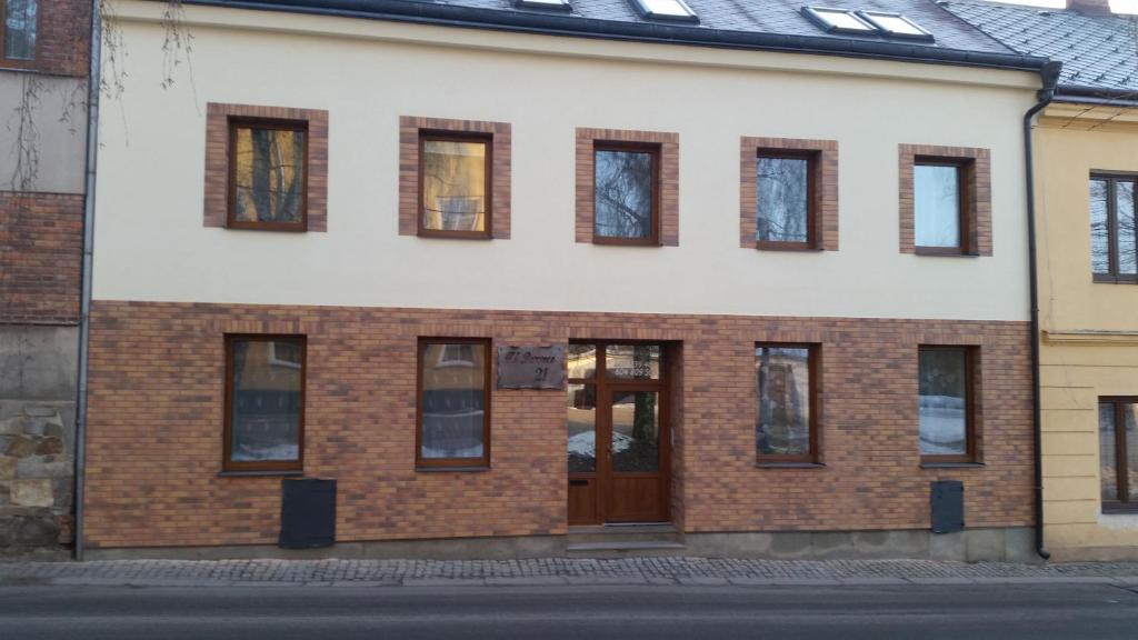 ein Backsteingebäude mit Fenstern und einer Tür in der Unterkunft Apartmany u Dvora in Jihlava