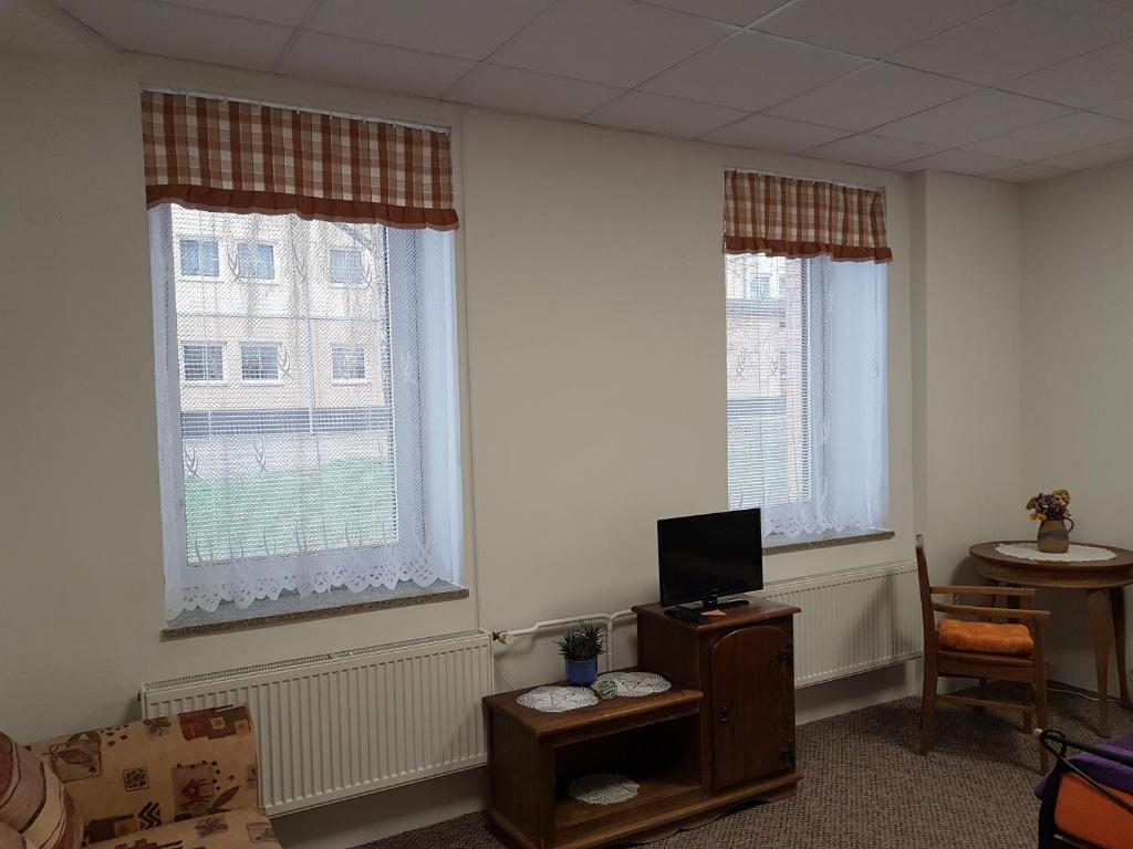 TV a/nebo společenská místnost v ubytování Apartmany u Dvora