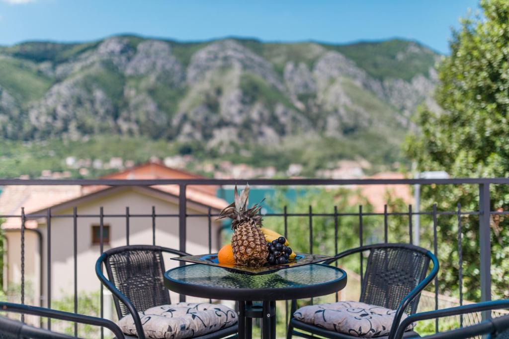 un ananas seduto su un tavolo sul balcone di Apartments 26 a Kotor (Cattaro)