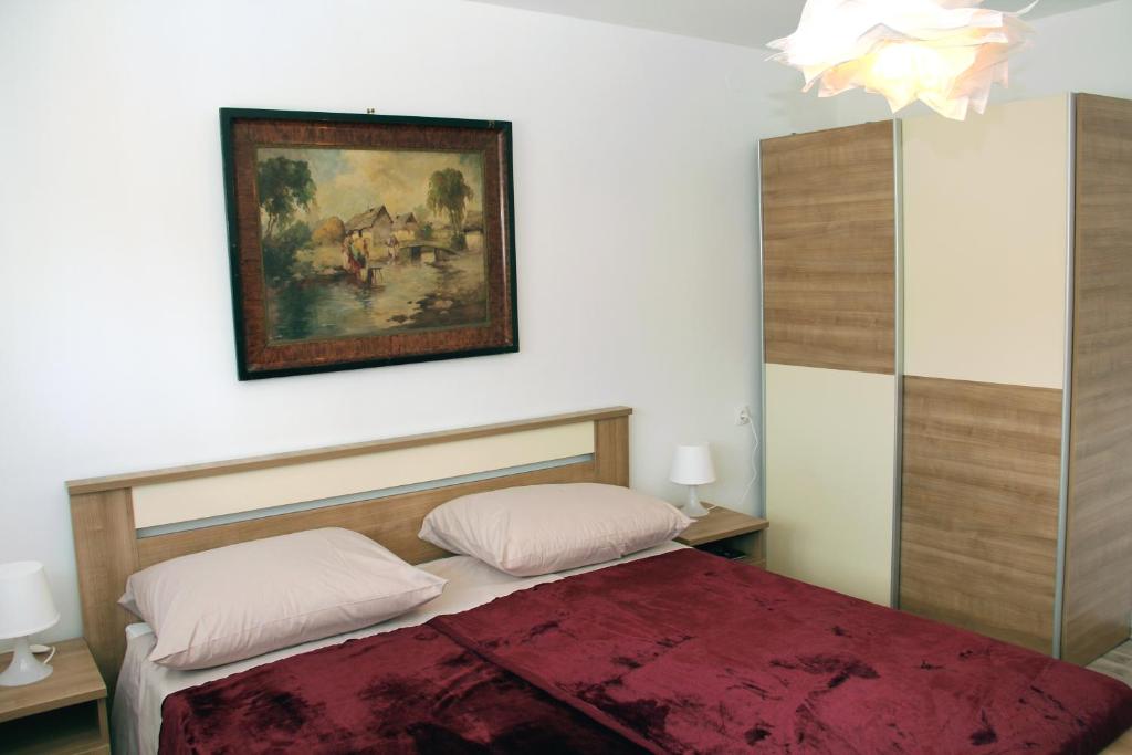 ein Schlafzimmer mit einem Bett und einem Wandgemälde in der Unterkunft Martin Apartment in Šibenik