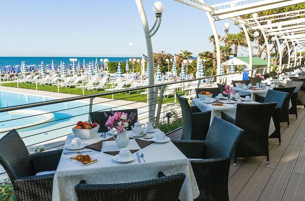 Bazén v ubytování Hotel Le Soleil nebo v jeho okolí