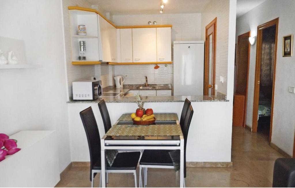 ein Esszimmer mit einem Tisch und Stühlen sowie eine Küche in der Unterkunft Apartamento Edificio Diamant in Salou