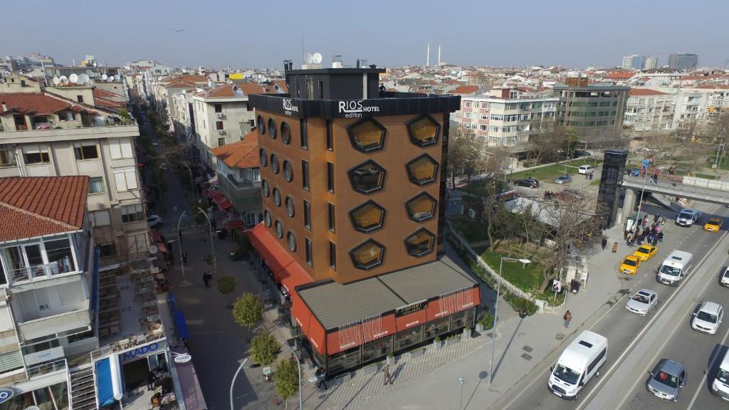 イスタンブールにあるリオス エディション ホテルの通り沿いの高層ビル