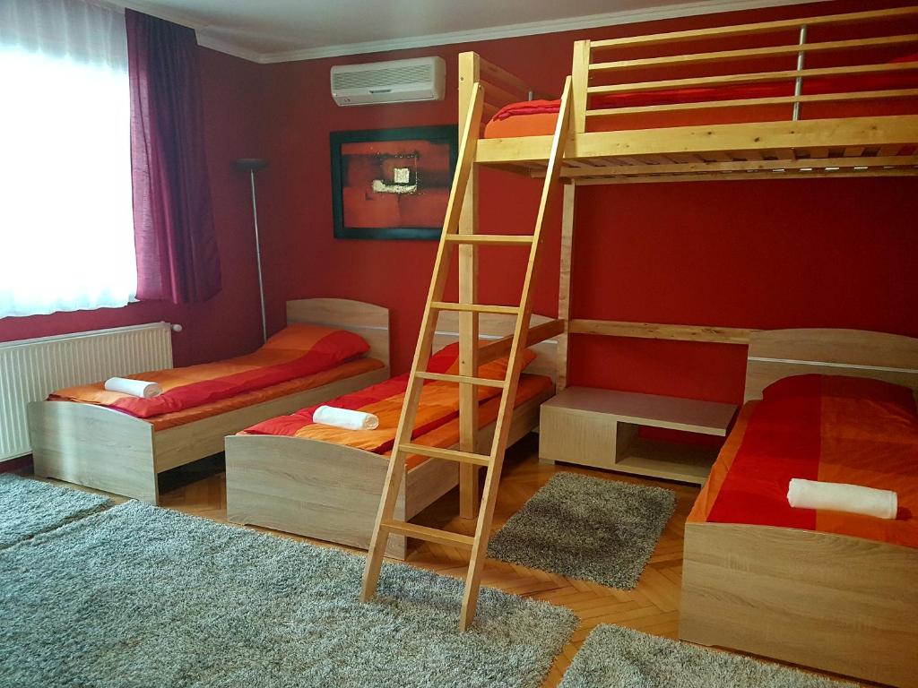 1 dormitorio con 2 literas y escalera en Alfrédó Delux Apartman Nyíregyháza-Sóstófürdő en Nyíregyháza